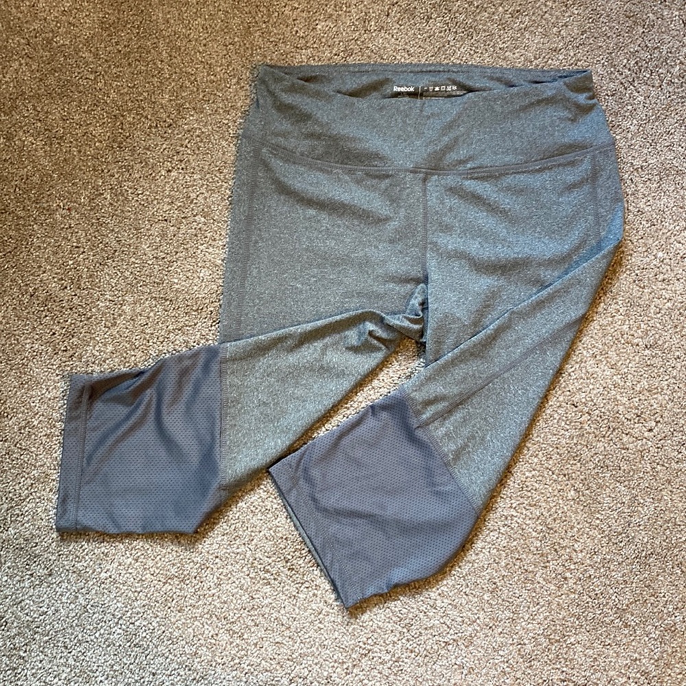 EUC Womens Large Reebok Gray Workout Capris